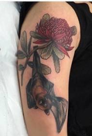 Arm grande tatuatu illustrazione braccia studiente maschile nantu à u fiore è u ritrattu di tatuaggi di bat