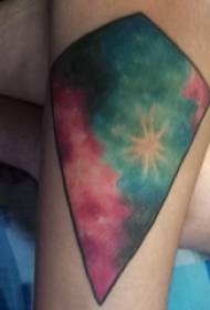 Geometrysk tatoeëerfatroan kleurde geometryske tatoeëringsfoto op fammenarm