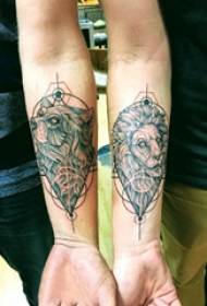 fotografia e tatuazhit të krahut djali i krahut mbi figurën e ariut mbi ariun dhe tatuazhin e luanit