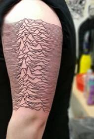 Tatuaj de munte, brațele băiatului, întindere de munți, imagini pentru tatuaje