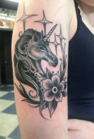 Симпатична еднорозна шема на тетоважи девојка еднорог тетоважа на рака