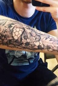 Arm tattoo materiaal, mannelijke arm, geometrie en wolf tattoo foto