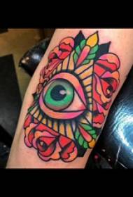 Driehoek oog tattoo jongensarm op driehoek oog tattoo foto