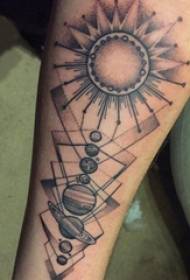 Materiale del tatuaggio del braccio, braccio maschile, geometria e immagine del tatuaggio del pianeta