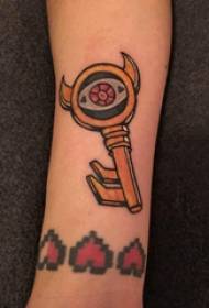 Kluczowy wzór tatuażu dziewczyna w kształcie serca i magiczny obraz tatuażu klucza