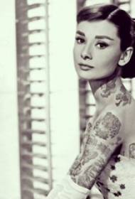 Audrey Hepburn-tatoeages De armen van Audrey Hepburn op vlinder- en dierentatoegeringsfoto's