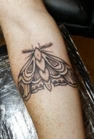 Liblikatätoveeringu tätoveeringumustriga tüdruk liblikatätoveeringu pilt käsivarrel