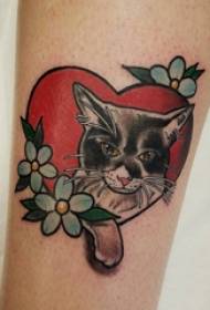 Väike värske kassi tätoveeringutüdruk lilledega ja kassi tätoveeringu pilt käsivarrel