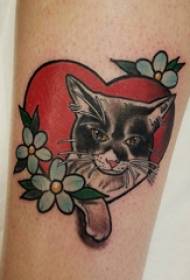 Kaʻi liʻiliʻi pēpē pēpē kaikamahine me nā pua a me ke kiʻi tattoo cat ma ke lima