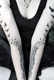 Simetrična lijepa tetovaža za ruku
