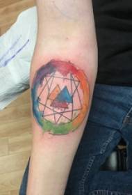Figura de nena de tatuaje de elemento xeométrico na foto de triángulo e tatuaxe redondo