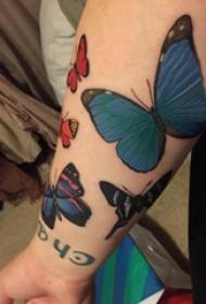 Kleintiertätowierungsmädchen färbte Schmetterlingstätowierungsbild auf dem Arm