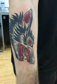 Tato binatang kecil, lengan pria, gambar tato kepala serigala berwarna
