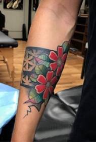 Tatuaggio a colori, braccio del ragazzo, fiori colorati, immagine del tatuaggio