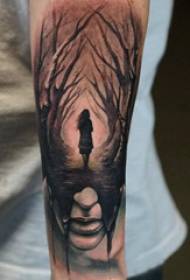 Tatuointivarsi uroshahmo mustalla harmaalla hahmostatuoinnilla käsivarressa