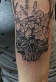 immagine del tatuaggio del braccio del fiore del cranio braccio della ragazza sull'immagine del tatuaggio del fiore e del cranio