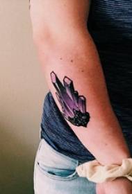 Brațul fetei cu diamante de tatuaj pe imagini colorate cu tatuaje de spar