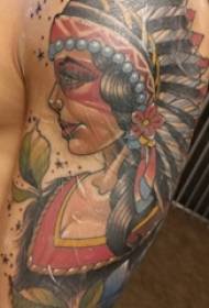 Karakter portré tetoválás férfi hallgató karja a színes indiai tetoválás kép