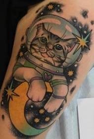 Kitty Tattoo Meedchen Aarm op e klenge frësche Kaz Tattoo Bild