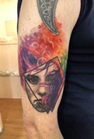 Braccio del ragazzo del tatuaggio del ritratto del personaggio sulla geometria e sull'immagine del tatuaggio del personaggio