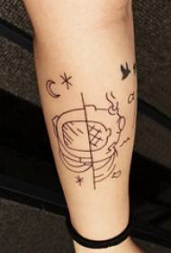 Fata de tatuaje de lună și planetă cu o imagine de tatuaj lună și planetă proaspătă pe braț
