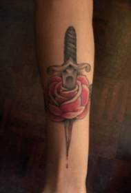 Tatuatge de braç model de noia braç de rosa i tatuatge de punyal