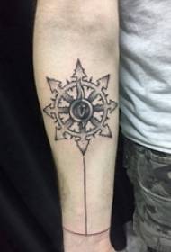 Tatuaggio geometrico, tatuaggio geometrico, modello classico sul braccio del ragazzo