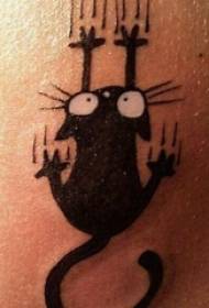 Mała dziewczynka tatuaż świeżego kota z tatuażem czarny kot na ramieniu