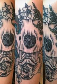 Immagine di tatuaggio minimalista rosa ragazza e osso tatuaggio sul braccio della ragazza