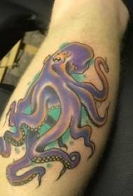 Tatuiruotė, spalvotas aštuonkojo tatuiruotės paveikslas ant berniuko rankos