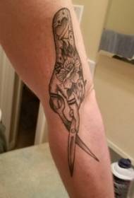 Materiale di tatuaggi di braccia, bracciu maschile, mano è forbici, stampa di tatuaggi