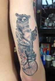 Bear tatoo, ti gason monte yon bisiklèt, lous, foto tatoo