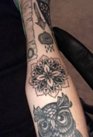 Juodos pilkos tatuiruotės stiliaus juodos ir baltos gėlių tatuiruotės nuotrauka ant vyro rankos