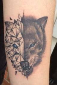 Braço de estudante do sexo masculino tatuagem de lobo na imagem de tatuagem animal de tatuagem de lobo