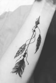 Materiale tatuaggio braccio, freccia maschio, foto tatuaggio freccia nera