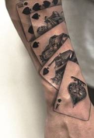 Braccio dello studente maschio del tatuaggio dell'elemento geometrico sull'immagine nera del tatuaggio della carta da gioco