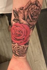 Ilustrasi tato mawar gambar tato mawar yang indah di lengan gadis