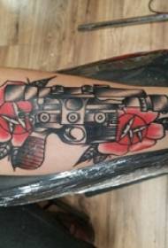 Arm tattoo setšoantšo sa moshanyana letsohong la lipalesa le pistol tattoo setšoantšo