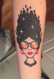 Djevojka s crtanim tetovažom s tetovažom s alternativnim karakterom na slici tetovaža