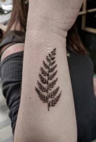 foto tatuazh krahu vajzë krah vajzës në figurën e tatuazhit të gjetheve të zeza