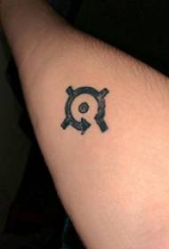 Símbolo do tatuaje, brazo do neno, imaxe minimalista do tatuaje