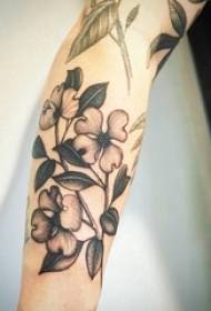 Tetovanie ilustrácie kvetina listov dievča dievča rameno na čierne sivé kvetinové lístie tetovanie obrázok