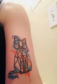 Tatuatura di animali geometricu tatuatu di colori nantu à u bracciu di a ragazza