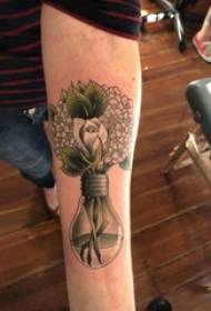 Матеріал татуювання руки, малюнок чоловічої руки, квітка та цибулина татуювання