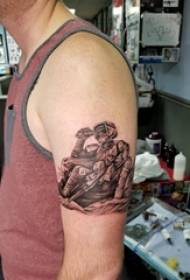 Kreslený tetování vzor kreslený student s tetováním na paži