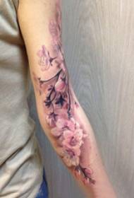 Arm tatueringsmaterial flickans armmålade tatueringsbild på körsbärsblomman