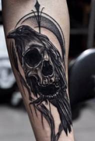 Момче за ръка татуировка материал момче на снимка татуировка на врана и череп