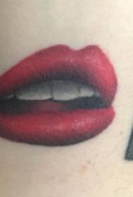 Lip tattoo, meisjesarm, gekleurde lippen, tattoo foto