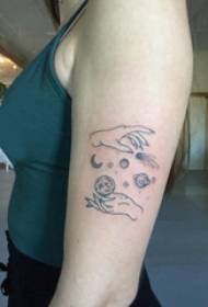 Picha ndogo za tatoo za mstari wa minimalist minimalist kwenye mikono ya wasichana