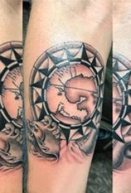 Materiale tatuaggio braccio, braccio maschio, immagine tatuaggio mappa nera